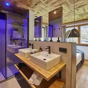 https://chalet-wallehen.saalbachhinterglemmhotels.com